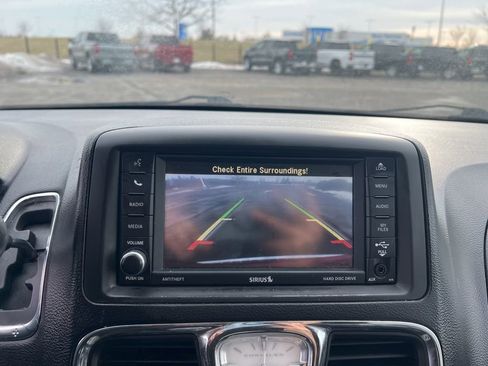 Used 2014 Chrysler Town & Country Touring w/ Trailer Tow Group image 17