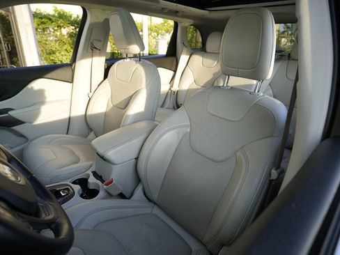 Used 2019 Jeep Cherokee Limited AWD/4WD image 17