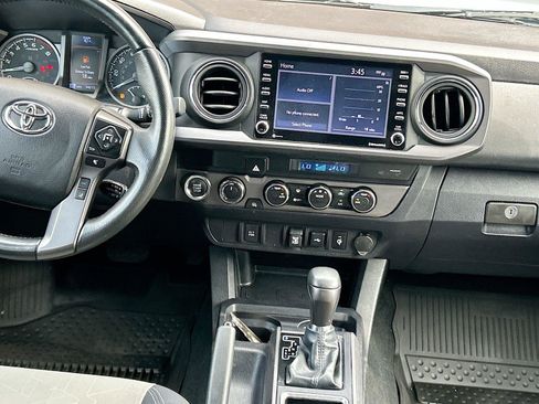 Used 2022 Toyota Tacoma TRD Off-Road AWD/4WD image 19