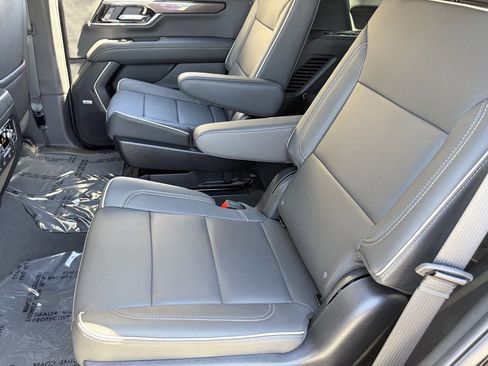 Used 2025 GMC Yukon Elevation w/ Elevation Premium Package AWD/4WD image 17