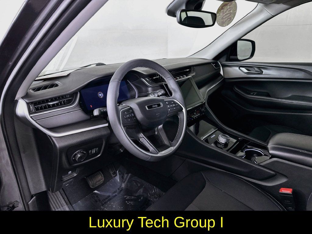 Used 2023 Jeep Grand Cherokee Laredo w/ Luxury Tech Group I AWD/4WD image 14