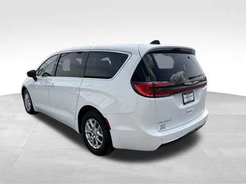 Used 2023 Chrysler Pacifica Touring-L FWD image 16