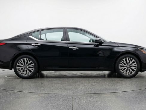 Used 2025 Nissan Altima 2.5 SV FWD image 11