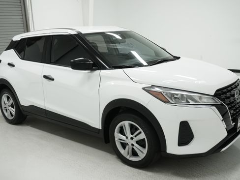 Used 2021 Nissan Kicks S image 3