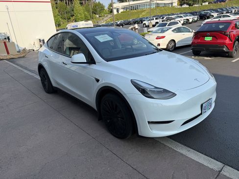 Used 2024 Tesla Model Y Long Range AWD/4WD image 6