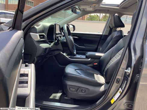 Used 2022 Toyota Highlander XLE FWD image 5