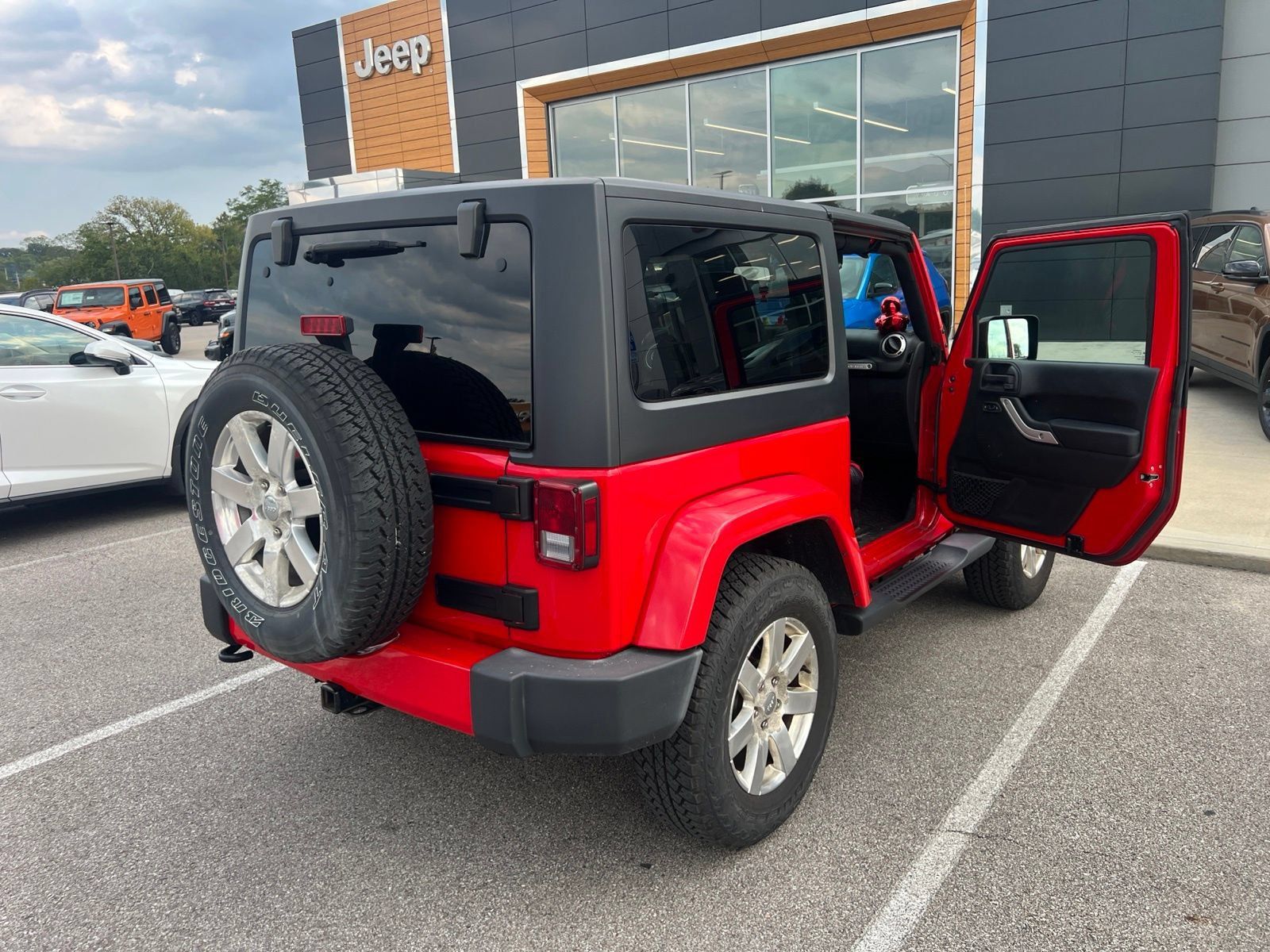 Used 2017 Jeep Wrangler Sahara w/ Connectivity Group AWD/4WD image 9