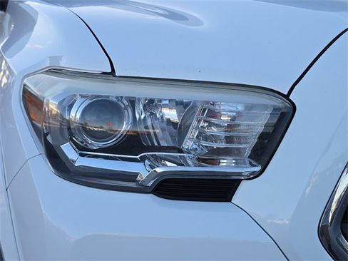 Used 2018 Toyota Tacoma SR5 image 11