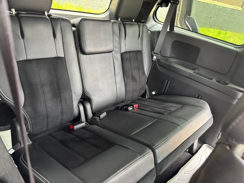 Used 2018 Dodge Grand Caravan SXT w/ Blacktop Package FWD image 25