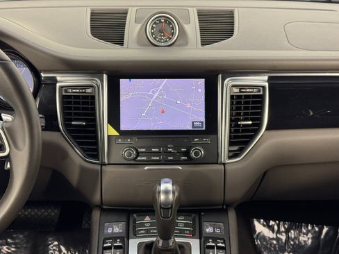 Used 2018 Porsche Macan S image 22