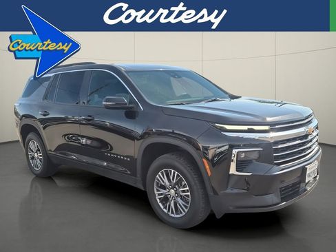 Used 2025 Chevrolet Traverse LT FWD image 1