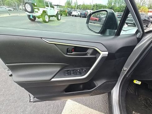 Used 2021 Toyota RAV4 LE FWD image 10