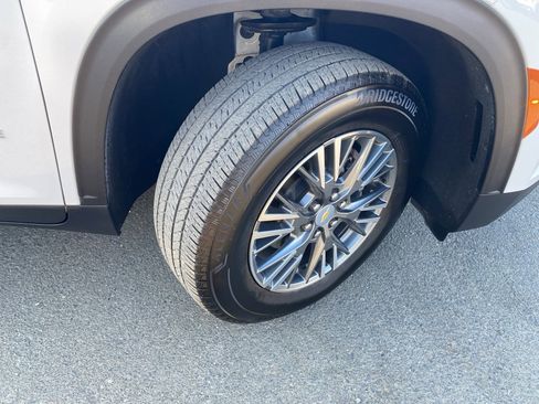 Used 2025 Chevrolet Traverse LT image 6