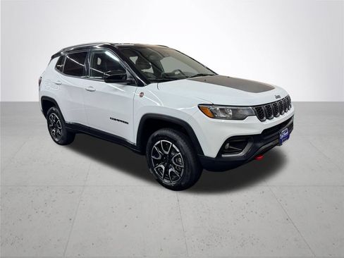 Used 2024 Jeep Compass Trailhawk AWD/4WD image 9