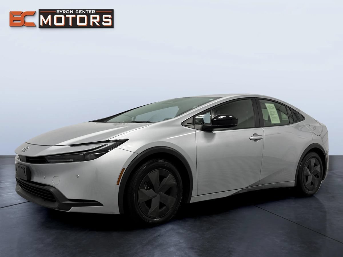 Used 2025 Toyota Prius LE FWD image 2