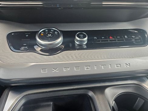 Used 2025 Ford Expedition Active RWD image 16