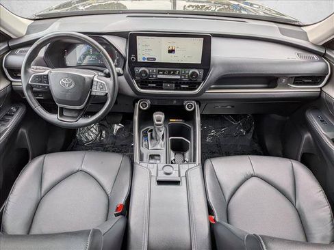 Used 2025 Toyota Grand Highlander FWD image 17