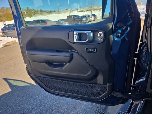 Used 2025 Jeep Gladiator Sport image 17