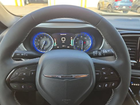 Used 2023 Chrysler Pacifica Touring-L w/ Uconnect Theater Family Group AWD/4WD image 4