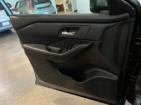 Used 2025 Nissan Rogue SV FWD image 18