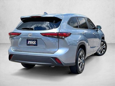 Used 2023 Toyota Highlander XLE FWD image 2