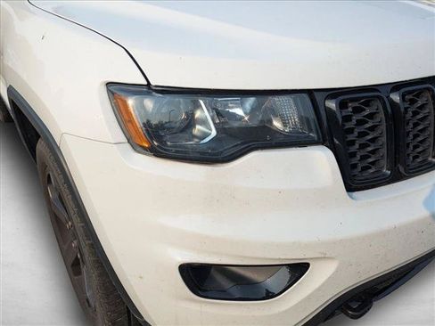 Used 2019 Jeep Grand Cherokee Laredo AWD/4WD image 9
