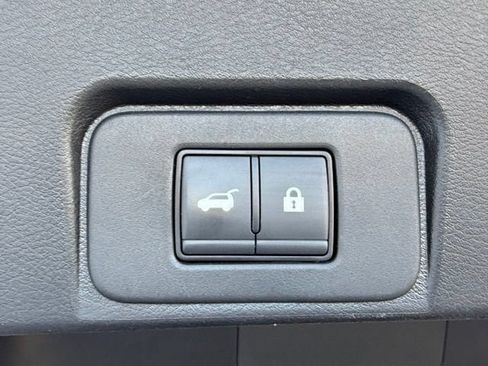 Used 2025 Nissan Rogue SV FWD image 10