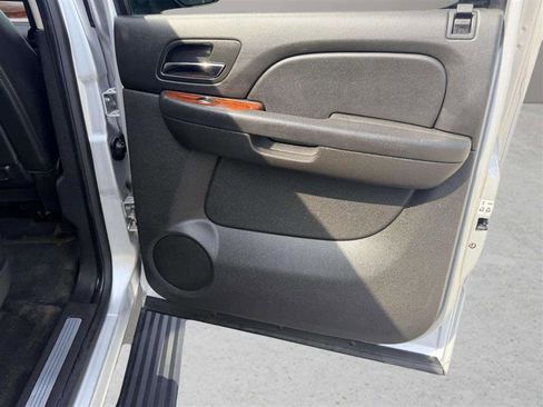 Used 2014 Chevrolet Suburban LTZ RWD image 27