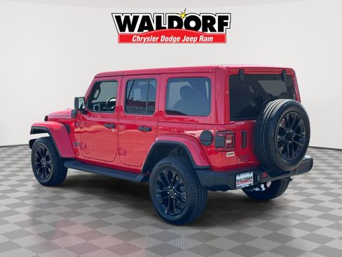 Used 2025 Jeep Wrangler Sahara AWD/4WD image 4