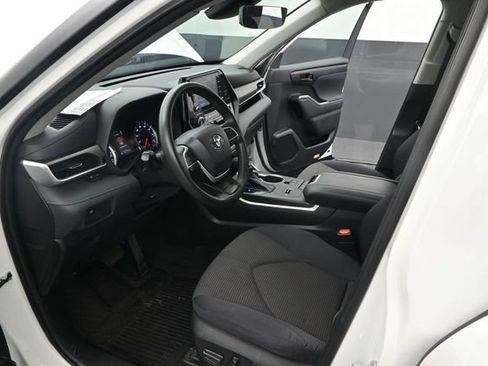Used 2022 Toyota Highlander L FWD image 6