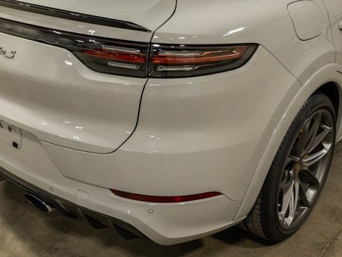 Used 2021 Porsche Cayenne Turbo S image 22