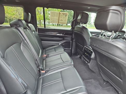 Used 2023 Jeep Wagoneer 4WD w/ Premium Group I image 15