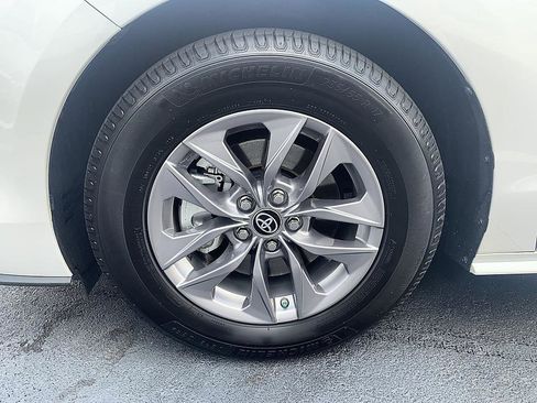 Certified 2023 Toyota Sienna XLE FWD image 8