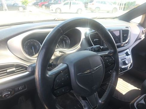 Used 2020 Chrysler Pacifica Touring w/ S Appearance Package FWD image 5