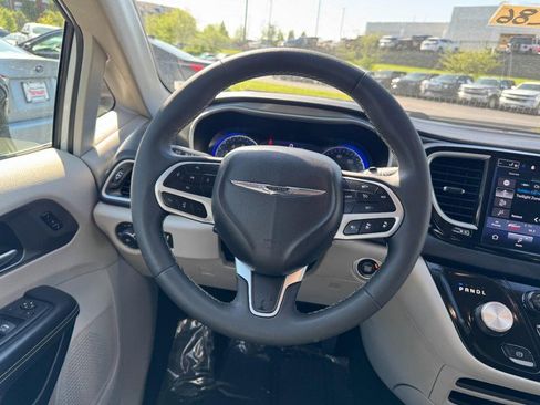 Used 2024 Chrysler Pacifica Touring-L FWD image 13