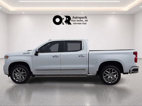 Used 2024 Chevrolet Silverado 1500 High Country w/ High Country Premium Package AWD/4WD image 3
