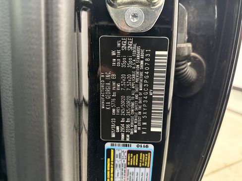 Used 2023 Kia Telluride EX w/ EX Captain's Chair Package FWD image 11
