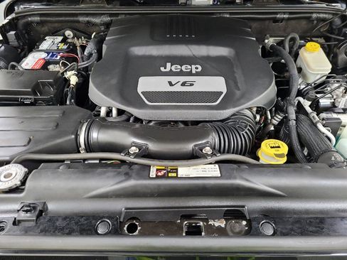Used 2015 Jeep Wrangler Rubicon w/ Power Convenience Group AWD/4WD image 30