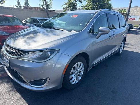 Used 2018 Chrysler Pacifica Touring-L FWD image 1
