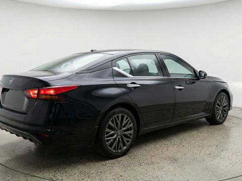 Used 2025 Nissan Altima 2.5 SV image 9