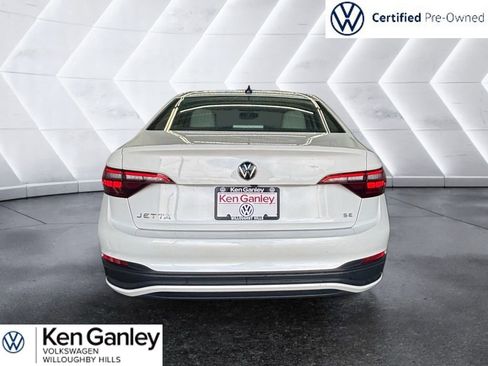 Certified 2023 Volkswagen Jetta SE w/ Panoramic Sunroof Package FWD image 3