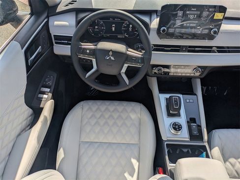 New 2025 Mitsubishi Outlander SEL image 17