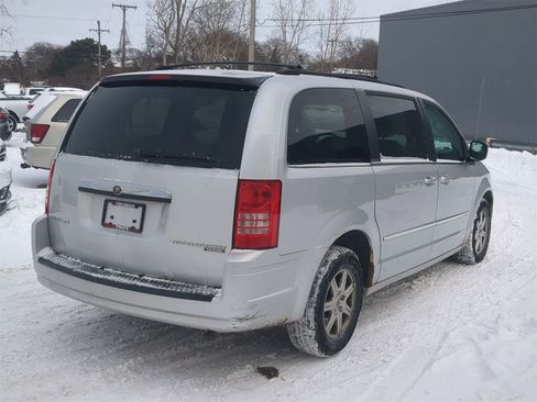 Used 2010 Chrysler Town & Country Touring image 14