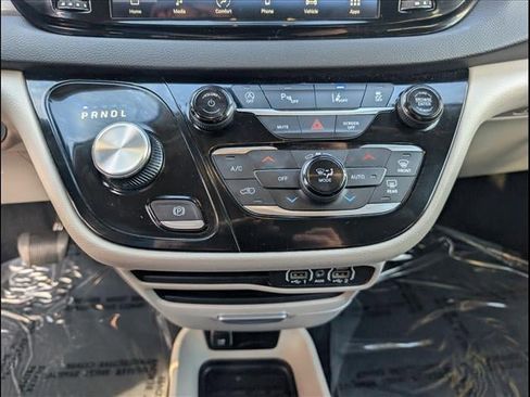 Used 2024 Chrysler Pacifica Touring-L image 12