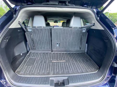 Used 2024 Toyota Highlander XLE AWD/4WD image 30