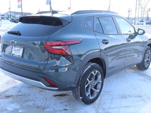 Used 2025 Chevrolet Trax LT w/ LPO, Blackout Package image 6