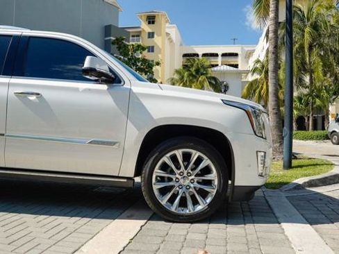 Used 2019 Cadillac Escalade ESV Premium Luxury image 30
