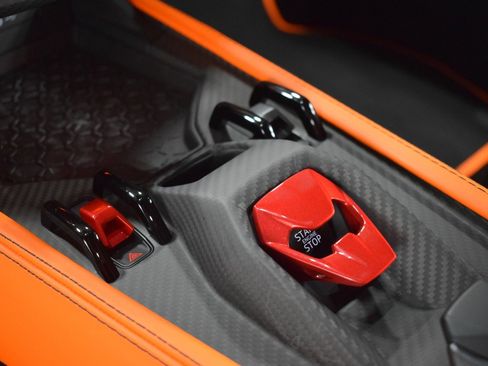 Used 2025 Lamborghini Revuelto image 31