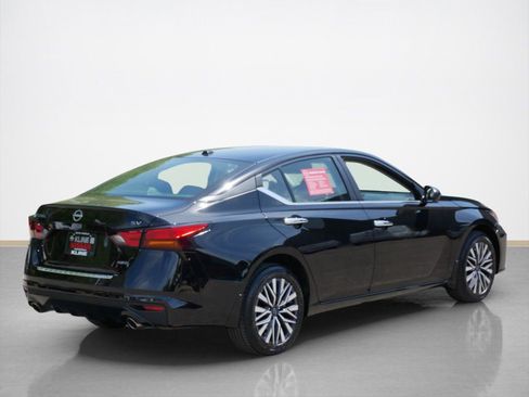 Used 2023 Nissan Altima 2.5 SV w/ SV Premium Package AWD/4WD image 3