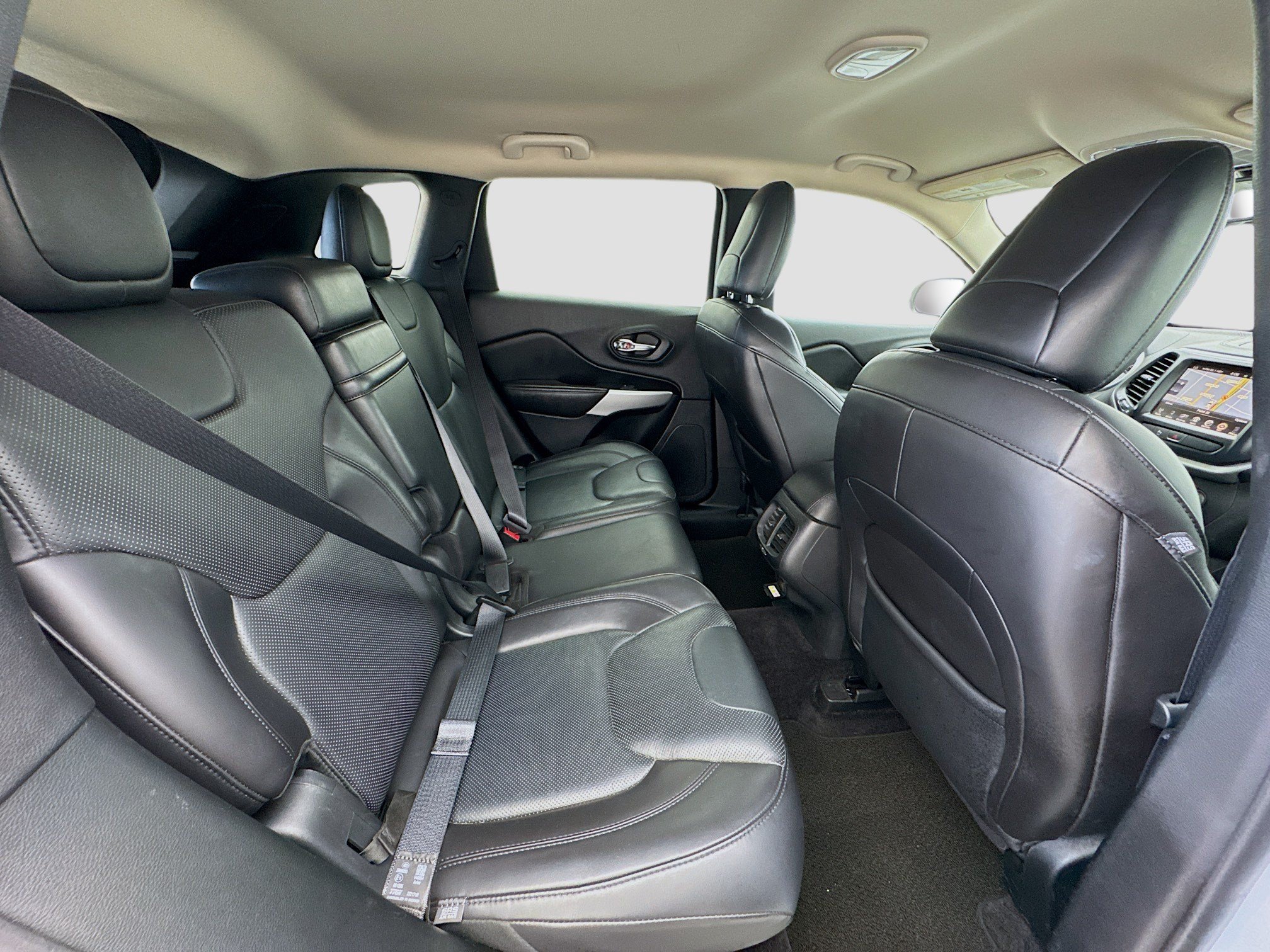 Used 2017 Jeep Cherokee Overland AWD/4WD image 19